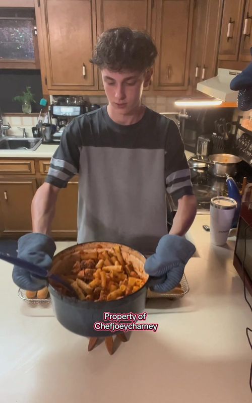 Cooking dinner for my family: Chicken marinara pasta with garlic breadsticks.  (My mom passed away on August 7 and I am still processing that, so that is why I do not look sad in this video. I might make another video focused on mom later, but I am not sure yet. Thank you all for your love and support, she really appreciated all of you) #recipes #DinnerIdeas #pasta #creatorsearchinsights #yummyfoodtomake 