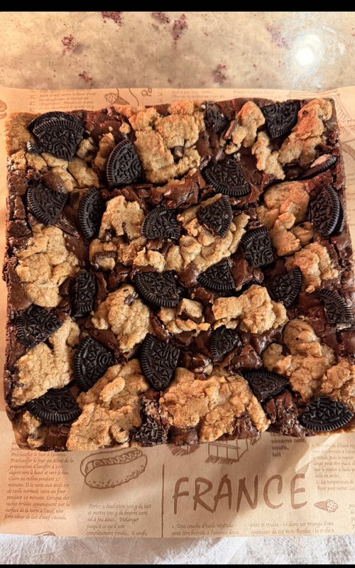 fudgy oreo brookies 🤎✨    recipe:   chocolate chip cookie dough ¾ cup browned butter (170g) ⅔ cup brown sugar (133g) ¼ cup granulated sugar (50g) 1 egg 1 tbsp heavy cream 1 tsp vanilla (5g) 2 cups all-purpose flour (240g) ½ tsp baking soda (3g) ¼ tsp salt (1.5g) dark chocolate/chocolate chips whisk browned butter & sugars until glossy. add egg, cream & vanilla. fold in flour, baking soda & salt, then chocolate. set aside. brownie batter 1 cup granulated sugar (200g) ½ cup brown sugar (100g) ½ cup melted butter, warm (113g) ⅓ cup neutral oil (55g) 2 eggs + 1 yolk 1 tsp vanilla (4g) ¾ cup all-purpose flour (95g) ½ cup cocoa powder (50g) ½ tsp instant espresso powder ½ tsp salt (3g) dark chocolate/chocolate chips 12 oreos  preheat oven to 325°f. whisk warm butter, oil & sugars until glossy. add eggs & vanilla and whisk until pale/thick. sift in flour, cocoa, espresso & salt. fold in chocolate and oreos  assembly line an 8×8 pan with parchment. spread ¾ of brownie batter in the bottom. top with ~9 whole oreos. ( it’ll be super thick so use a bigger pan if you want more )  flatten pieces of cookie dough and place over the oreos. dollop remaining brownie batter over the cookie dough and top with crushed oreos  bake at 325°f for 45–60 mins, until edges are set and center is soft but not liquid. if needed, finish at 350°f briefly for a crispier top. tent with foil if browning too quickly. cool 30–45 mins before slicing so the brownies can set.  #oreo #brownies #fudgybrownies #chocolatechipcookies #Recipe 